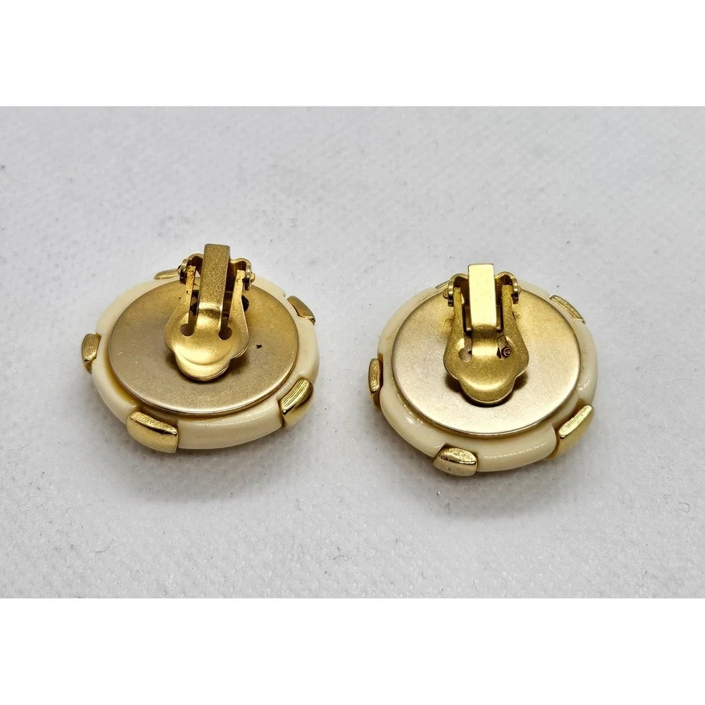 Vintage KJL Kenneth Jay Lane Lucite & Gold tone Button Clip On‎ Rare Earrings - Picture 6 of 10